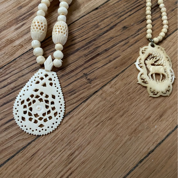 Vintage 1960s Bone Necklaces and Clip Earring Bundle - Picture 6 of 9